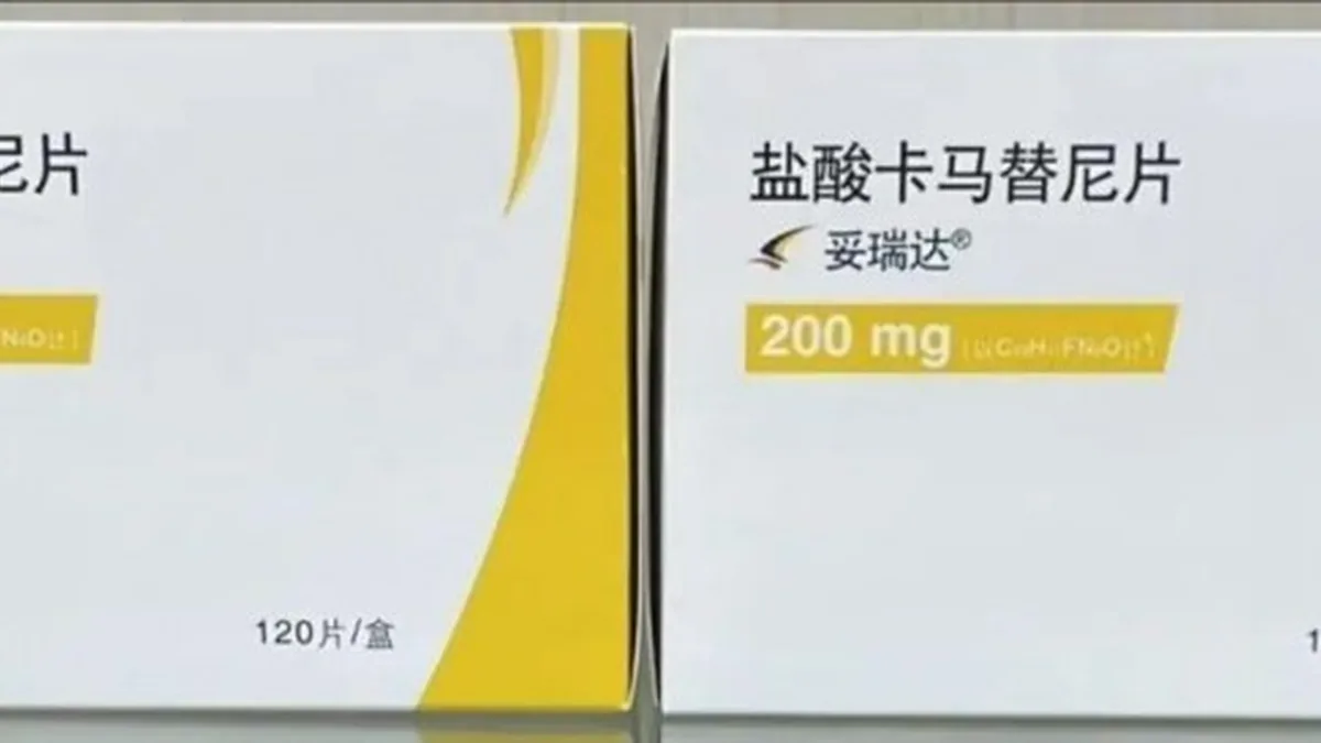 医生与患者讨论卡马替尼用药方案和注意事项