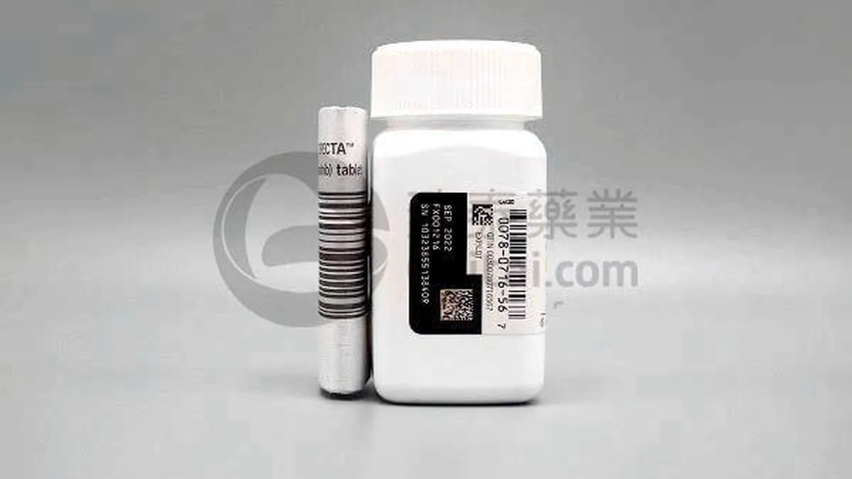 患者在医院药房窗口咨询卡马替尼价格和报销流程